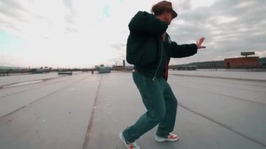 Modern dans eden erkek ve kadın dansçılar. Dans ve hareket kavramı