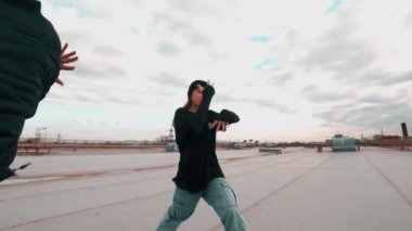 Modern dans eden erkek ve kadın dansçılar. Dans ve hareket kavramı