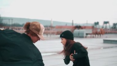 Modern dans eden erkek ve kadın dansçılar. Dans ve hareket kavramı