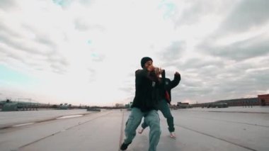 Modern dans eden erkek ve kadın dansçılar. Dans ve hareket kavramı