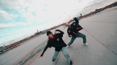 Modern dans eden erkek ve kadın dansçılar. Dans ve hareket kavramı