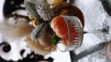 Dağlardaki otel balkonunda yeni yıl kahvaltısı. Kruvasan, meyve suyu ve mandalinalı kahve karlı dağların arka planında. Kış tatili kavramı