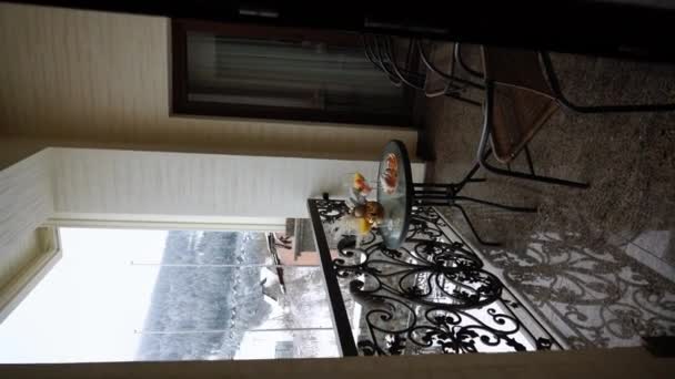 Новорічний Сніданок Балконі Готелю Горах Кава Круасанами Соком Мандаринами Тлі — стокове відео