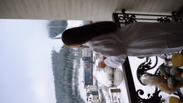Πρωτοχρονιάτικο Πρωινό Στο Μπαλκόνι Του Ξενοδοχείου Στα Βουνά Καφές Κρουασάν — Αρχείο Βίντεο