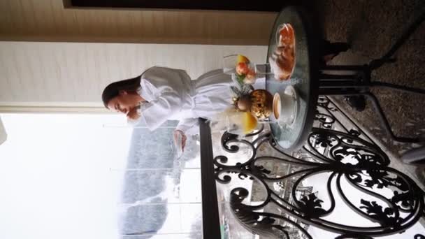 Новогодний Завтрак Балконе Отеля Горах Кофе Круассаном Соком Мандаринами Фоне — стоковое видео