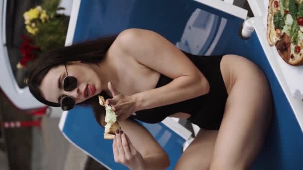 Femeia Sexy Într Costum Baie Negru Mănâncă Sushi Pizza Lângă — Videoclip de stoc