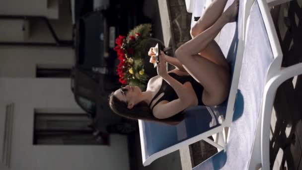 Siyah Mayo Giyen Seksi Kadın Havuz Kenarında Suşi Pizza Yiyor — Stok video