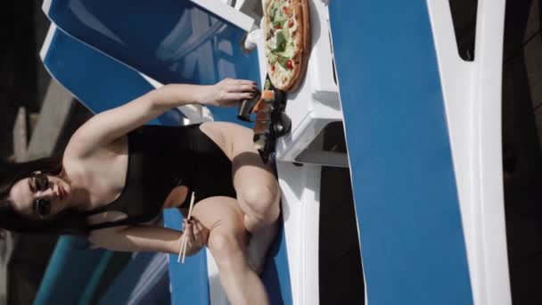Seksowna Kobieta Czarnym Stroju Kąpielowym Sushi Pizzę Przy Basenie Koncepcja — Wideo stockowe