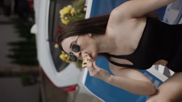 Siyah Mayo Giyen Seksi Kadın Havuz Kenarında Suşi Pizza Yiyor — Stok video