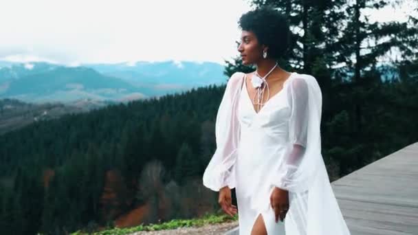 Dark Skinned Bride White Dress Poses Mountains Terrace Wedding Concept — Vídeos de Stock