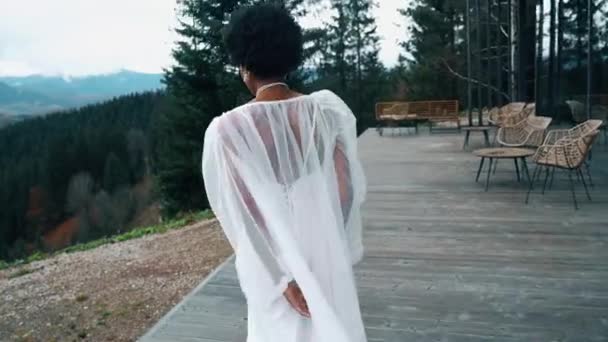 Dark Skinned Bride White Dress Poses Mountains Terrace Wedding Concept — Vídeo de stock