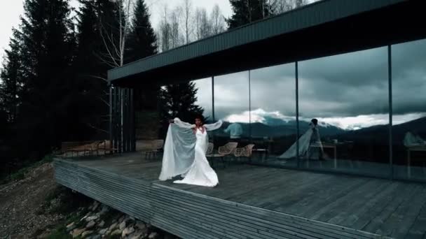 Dark Skinned Bride White Dress Poses Mountains Terrace Wedding Concept — Stok Video