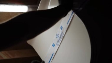 Temizlikçi kadın otel odasını temizler. Otel tatili konsepti. Ev temizliği. Temizlik kavramı. Dikey video