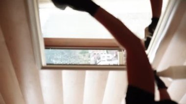 Temizlikçi kadın otel odasını temizler. Otel tatili konsepti. Ev temizliği. Temizlik kavramı. Dikey video