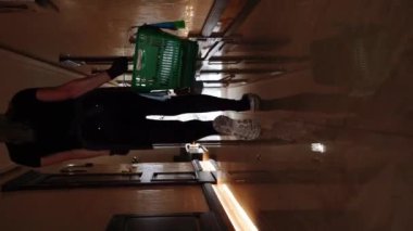 Temizlikçi kadın otel odasını temizler. Otel tatili konsepti. Ev temizliği. Temizlik kavramı. Dikey video