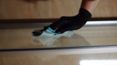 Temizlikçi kadın otel odasını temizler. Otel tatili konsepti. Ev temizliği. Temizlik kavramı. Dikey video