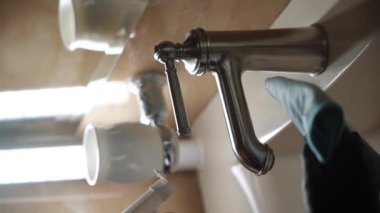 Temizlikçi kadın otel odasını temizler. Otel tatili konsepti. Ev temizliği. Temizlik kavramı. Dikey video