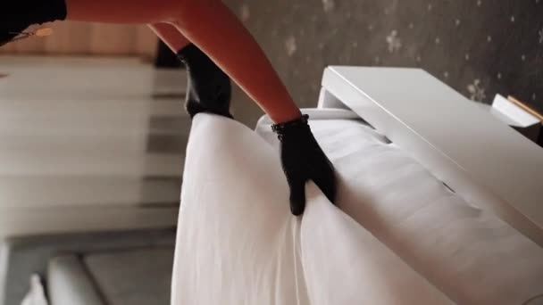 Temizlikçi Kadın Otel Odasını Temizler Otel Tatili Konsepti Temizliği Temizlik — Stok video