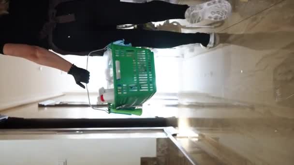 Уборщица Убирает Номере Отеля Концепция Отдыха Отеле Уборка Дома Вертикальное — стоковое видео