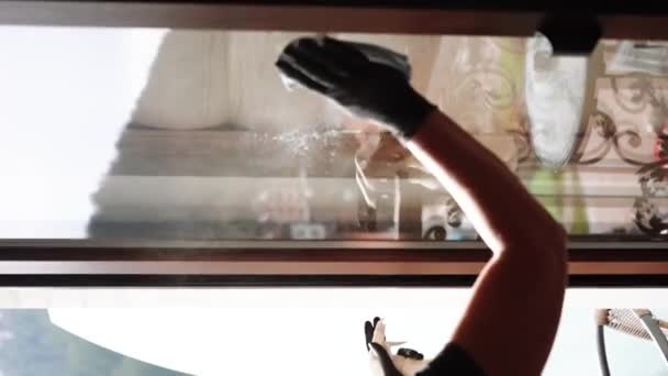 Уборщица Убирает Номере Отеля Концепция Отдыха Отеле Уборка Дома Вертикальное — стоковое видео