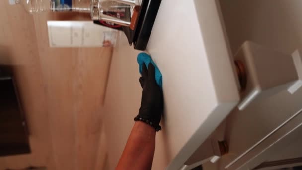 清掃員がホテルの部屋を掃除する ホテルホリデーコンセプト ハウスクリーニング クリーニングコンセプト 垂直ビデオ — ストック動画