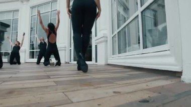 Bir grup kadın dansçı modern dans ediyor. Dans ve hareket kavramı. 4k