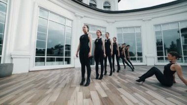 Bir grup kadın dansçı modern dans ediyor. Dans ve hareket kavramı. 4k