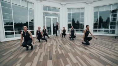 Bir grup kadın dansçı modern dans ediyor. Dans ve hareket kavramı. 4k