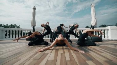 Bir grup kadın dansçı modern dans ediyor. Dans ve hareket kavramı. 4k