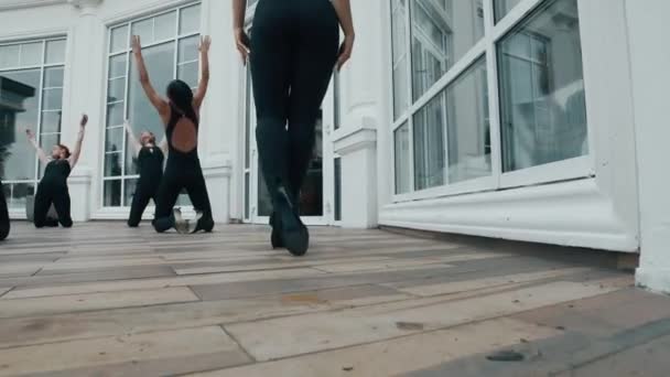 Een Groep Vrouwelijke Dansers Danst Moderne Dans Concept Van Dans — Stockvideo