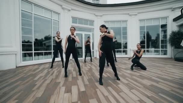Grupo Bailarinas Baila Danza Moderna Concepto Danza Movimientos — Vídeo de stock