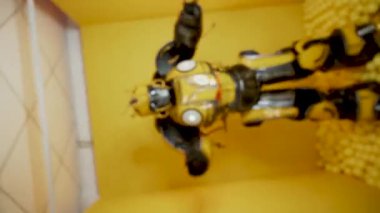 Stüdyoda poz veren bir Bumblebee transformatörü. Bumblebee kostümlü bir adam dans eder ve eğlenir. Bumblebee film konsepti. Dikey video