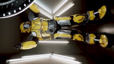 Stüdyoda poz veren bir Bumblebee transformatörü. Bumblebee kostümlü bir adam dans eder ve eğlenir. Bumblebee film konsepti. Dikey video