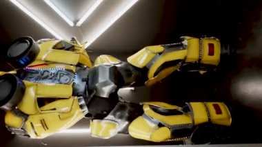 Stüdyoda poz veren bir Bumblebee transformatörü. Bumblebee kostümlü bir adam dans eder ve eğlenir. Bumblebee film konsepti. Dikey video