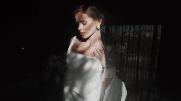 Modèle Femme Élégant Gants Blancs Posant Près Une Fenêtre Soleil — Video