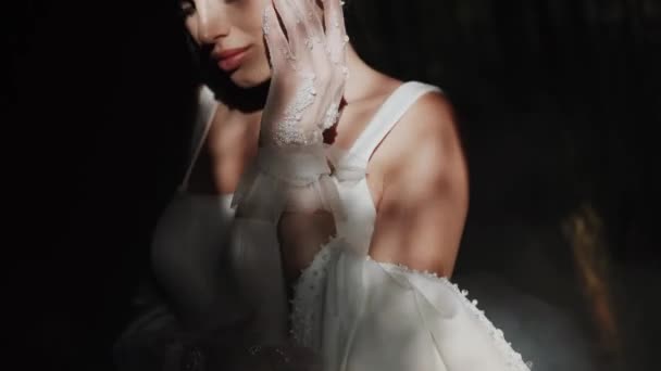 Κομψό Γυναικείο Μοντέλο Λευκά Γάντια Που Ποζάρουν Κοντά Ένα Παράθυρο — Αρχείο Βίντεο