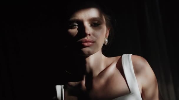 Beyaz Eldivenli Şık Bir Kadın Model Güneş Gören Bir Pencerenin — Stok video