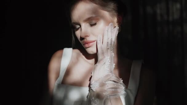 Stylowa Modelka Białych Rękawiczkach Pozująca Pobliżu Okna Słońcu Portret Modelki — Wideo stockowe