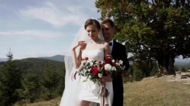 Düğün çekimlerinde birbirine aşık şık bir çift. Düğün günü konsepti. 4k