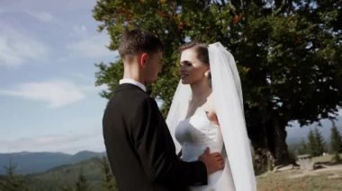 Düğün çekimlerinde birbirine aşık şık bir çift. Düğün günü konsepti. 4k