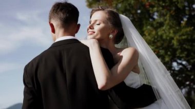 Düğün çekimlerinde birbirine aşık şık bir çift. Düğün günü konsepti. 4k