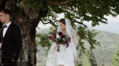 Düğün çekimlerinde birbirine aşık şık bir çift. Düğün günü konsepti. 4k