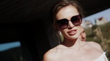 Düğün çekimlerinde birbirine aşık şık bir çift. Düğün günü konsepti. 4k