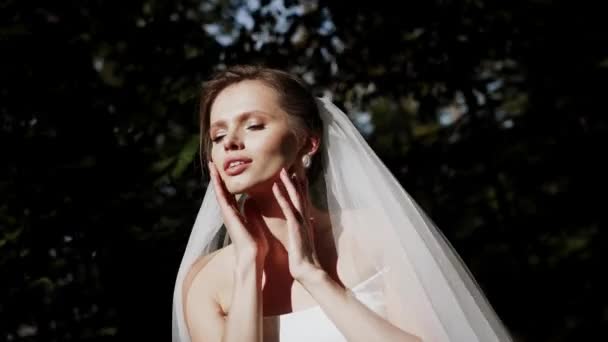 一对年轻貌美的情侣在婚纱照上摆姿势 结婚纪念日的概念 — 图库视频影像
