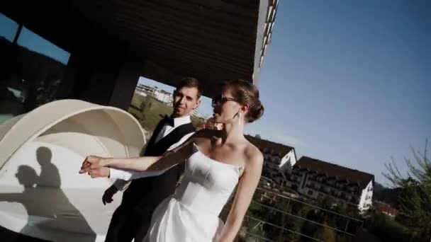 Snyggt Par Som Älskar Att Posera Bröllopsfotografering Bröllopskoncept — Stockvideo