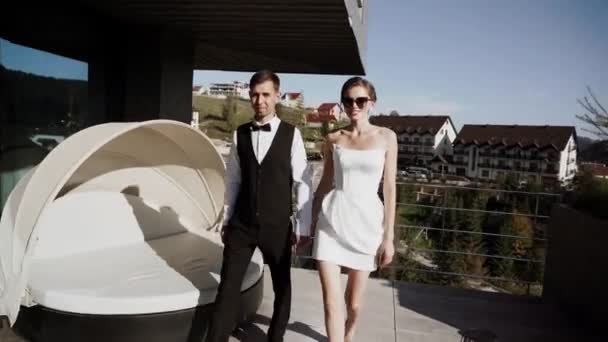Stylowa Zakochana Para Pozująca Sesji Zdjęciowej Koncepcja Dnia Ślubu — Wideo stockowe