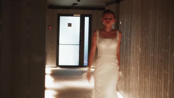 Modemodell Poserar Vit Klänning Korridoren Bländning Kameraljus Begreppet Mode Skytte — Stockvideo