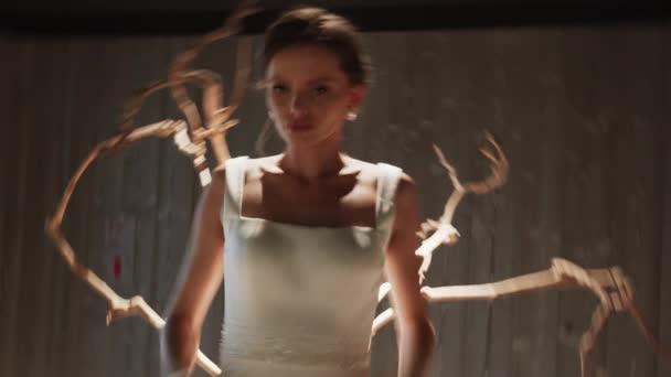 时尚模特穿着一件白色的连衣裙站在走廊里 闪烁着照相机的灯光 时尚射击的概念 镜框的长期曝光效果 — 图库视频影像