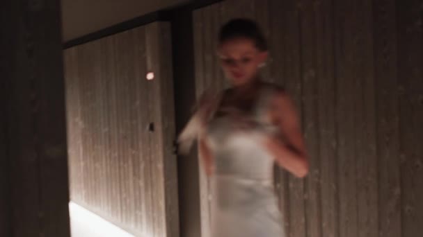 Модна Модель Позиціонується Білій Сукні Коридорі Відблисках Камерних Ліхтарів Концепція — стокове відео