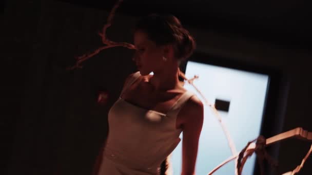 Mannequin Pose Dans Une Robe Blanche Dans Couloir Dans Éblouissement — Video